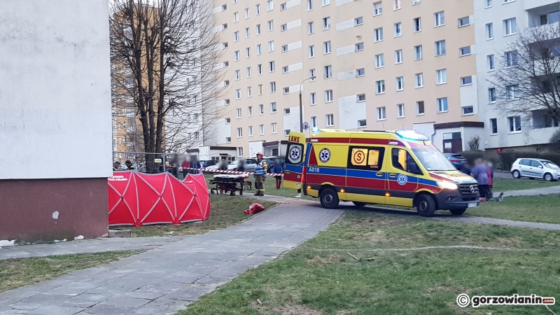 5/5 Mężczyzna skoczył z rusztowania na 9 piętrze na os. Piaski