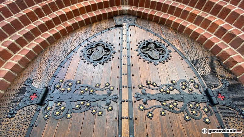 3/11 Odrestaurowane drzwi wejściowe do katedry