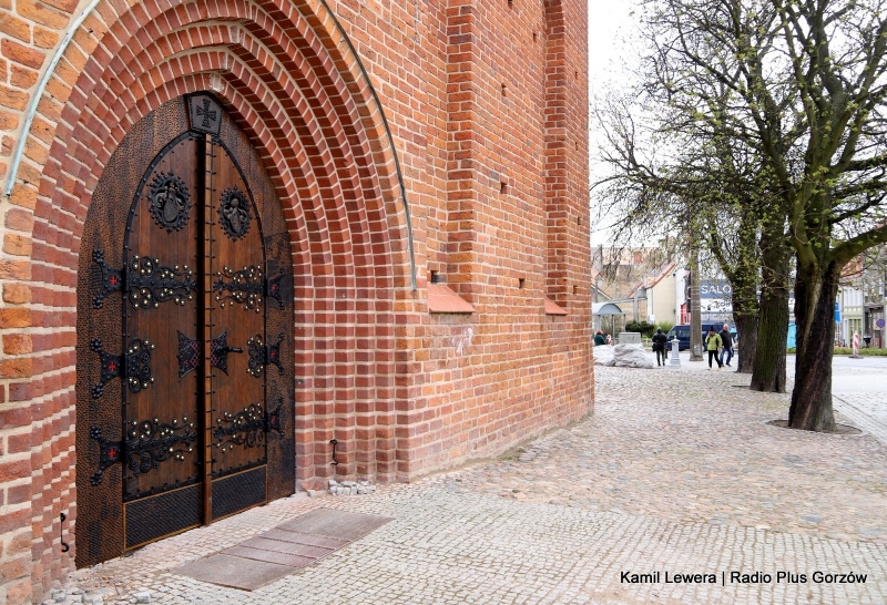 6/11 Odrestaurowane drzwi wejściowe do katedry