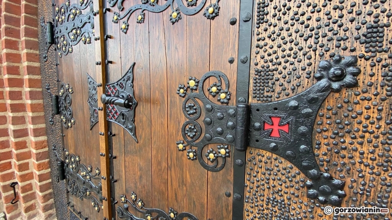 7/11 Odrestaurowane drzwi wejściowe do katedry