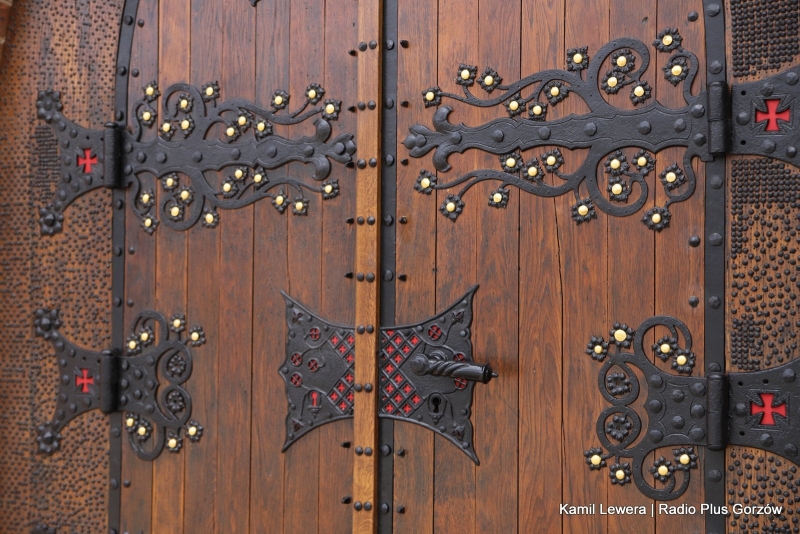 9/11 Odrestaurowane drzwi wejściowe do katedry