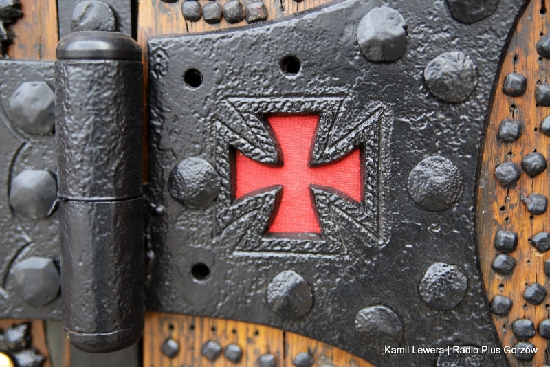 10/11 Odrestaurowane drzwi wejściowe do katedry