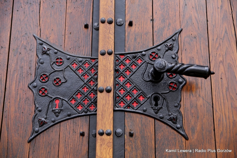 11/11 Odrestaurowane drzwi wejściowe do katedry