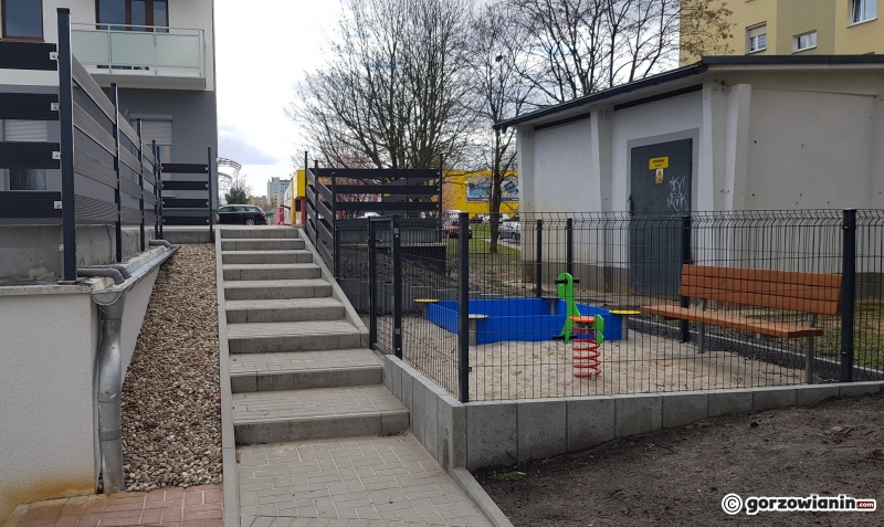 4/7 Plac zabaw przy nowym bloku przy ul. Piłsudskiego