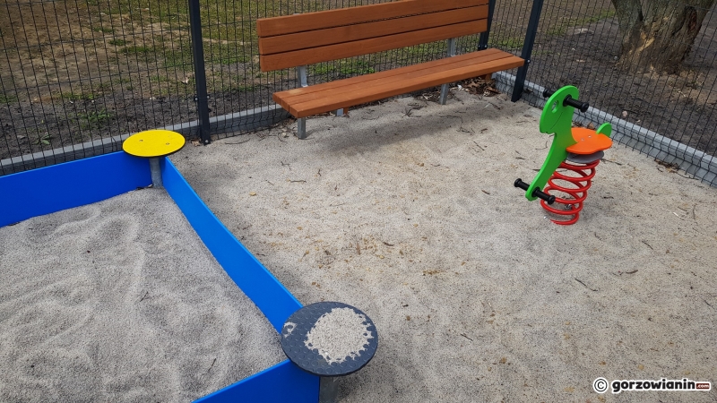 6/7 Plac zabaw przy nowym bloku przy ul. Piłsudskiego