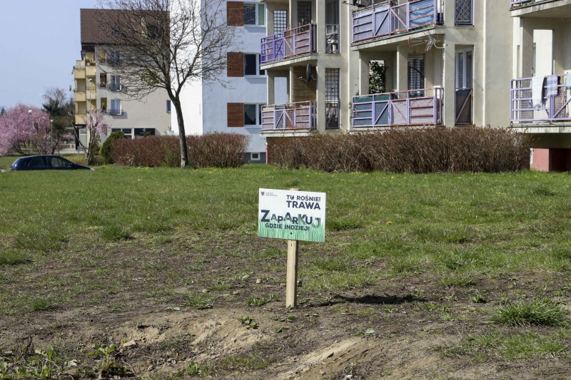 3/4 Tabliczki przypominające o zakazie parkowania na trawnikach