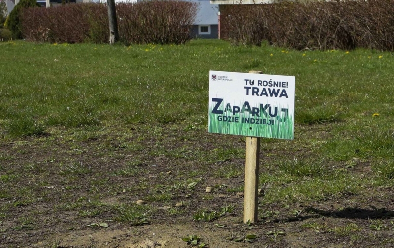 4/4 Tabliczki przypominające o zakazie parkowania na trawnikach