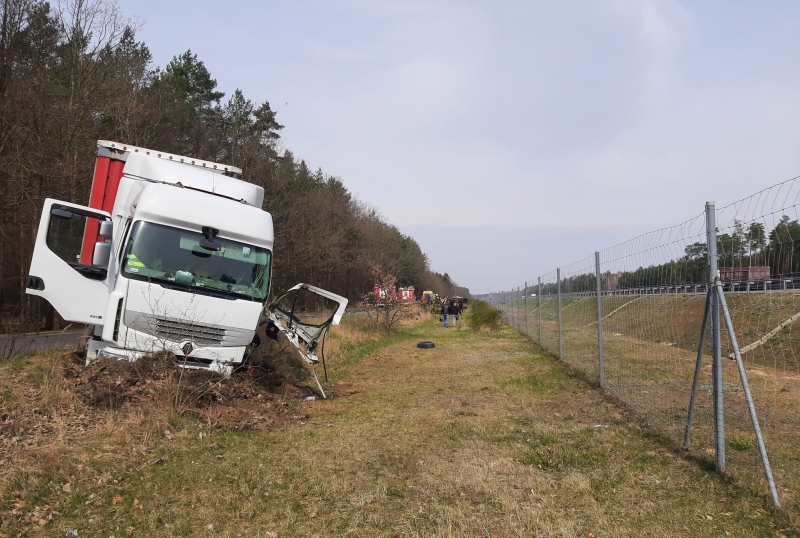 1/3 Zderzenie ciężarówki i busa koło Jastrzębca