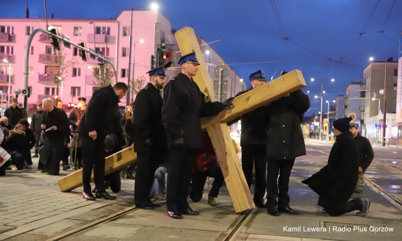 2/10 Droga Krzyżowa przeszła ulicami Gorzowa