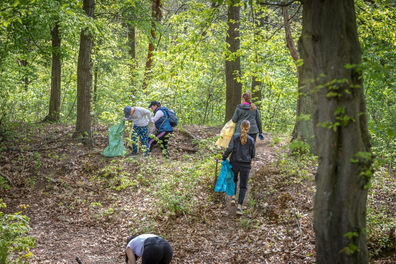 1/4 Uchodźcy z Ukrainy posprzątali park Słowiański