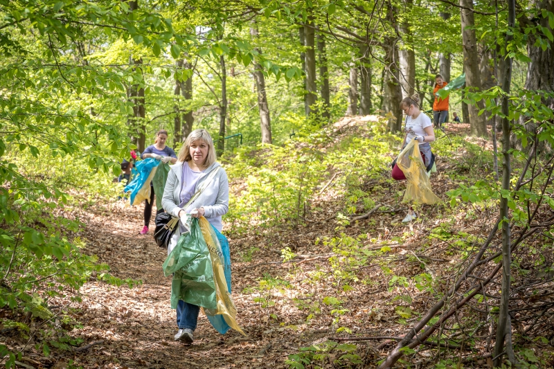 2/4 Uchodźcy z Ukrainy posprzątali park Słowiański