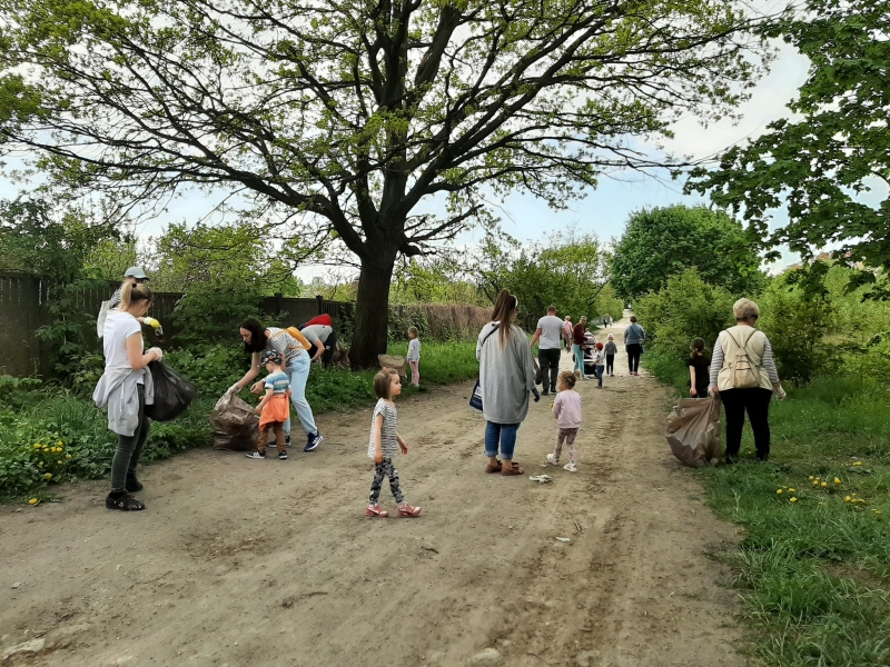 3/8 Przedszkolaki posprzątały śmieci na os. Sady