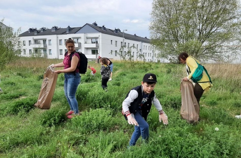 6/8 Przedszkolaki posprzątały śmieci na os. Sady