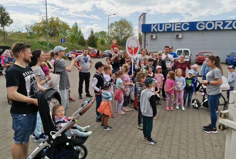 7/8 Przedszkolaki posprzątały śmieci na os. Sady