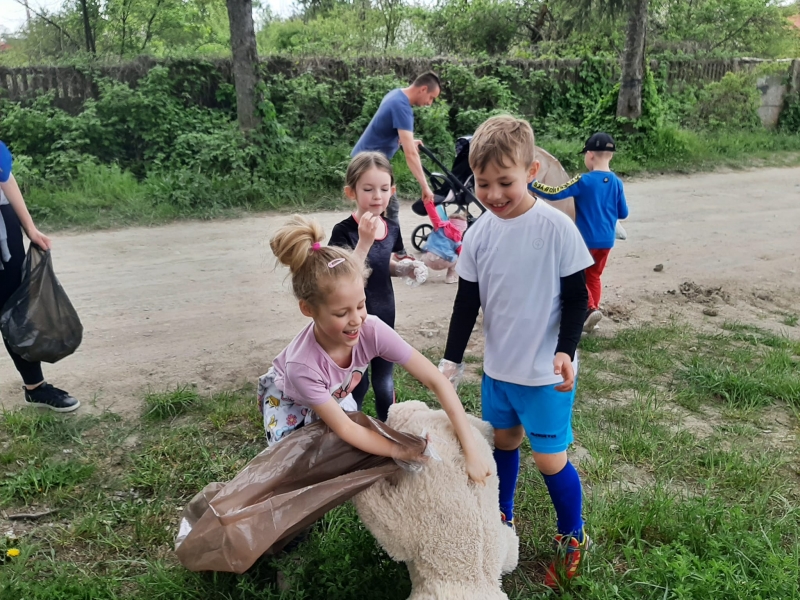 8/8 Przedszkolaki posprzątały śmieci na os. Sady