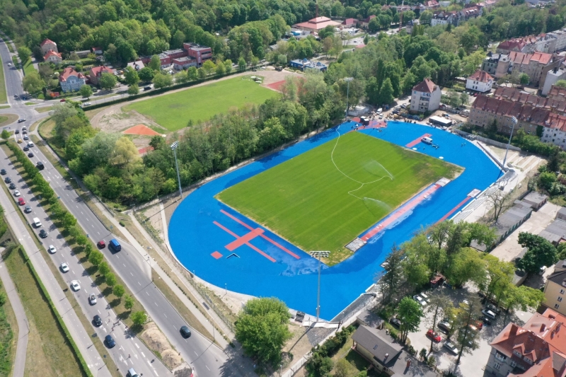 3/4 Prace na stadionie lekkoatletycznym na finiszu