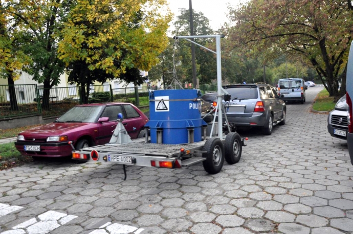 4/7 Atrapa bomby pod wyborczym lokalem