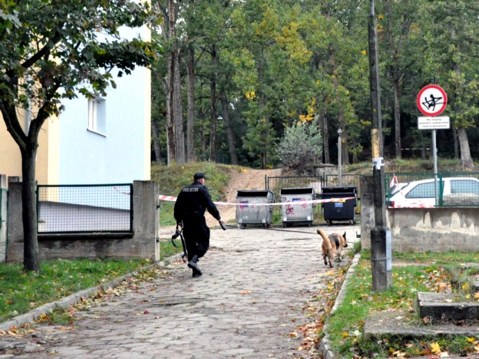 5/7 Atrapa bomby pod wyborczym lokalem