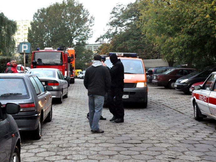 7/7 Atrapa bomby pod wyborczym lokalem