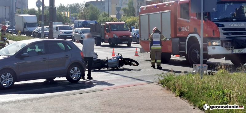 1/5 Wypadek na rondzie Górczyńskim. Motocyklista zderzył się z volkswagenem