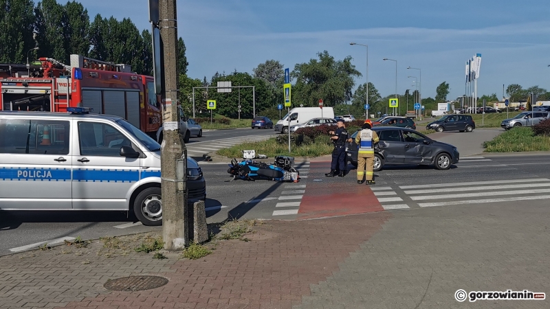 2/5 Wypadek na rondzie Górczyńskim. Motocyklista zderzył się z volkswagenem