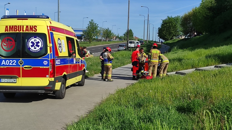 3/5 Wypadek na rondzie Górczyńskim. Motocyklista zderzył się z volkswagenem