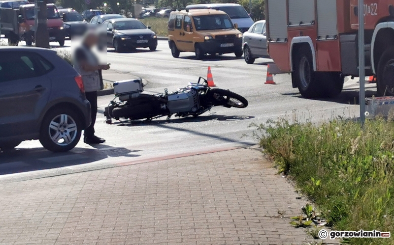 4/5 Wypadek na rondzie Górczyńskim. Motocyklista zderzył się z volkswagenem
