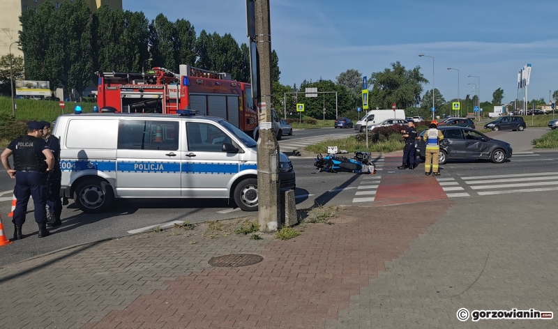 5/5 Wypadek na rondzie Górczyńskim. Motocyklista zderzył się z volkswagenem