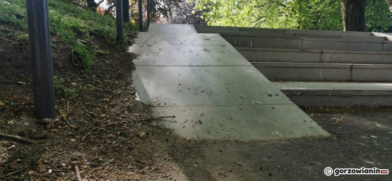 4/5 Podjazdy przy schodach w parku Róż