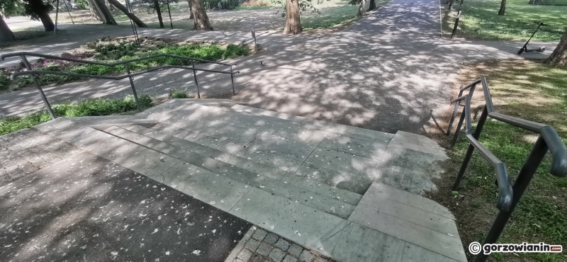 5/5 Podjazdy przy schodach w parku Róż