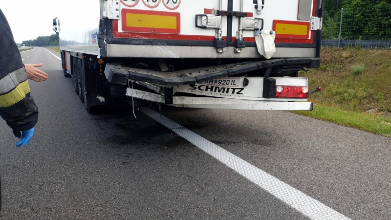 3/5 Zderzenie mazdy i ciężarówki na S3