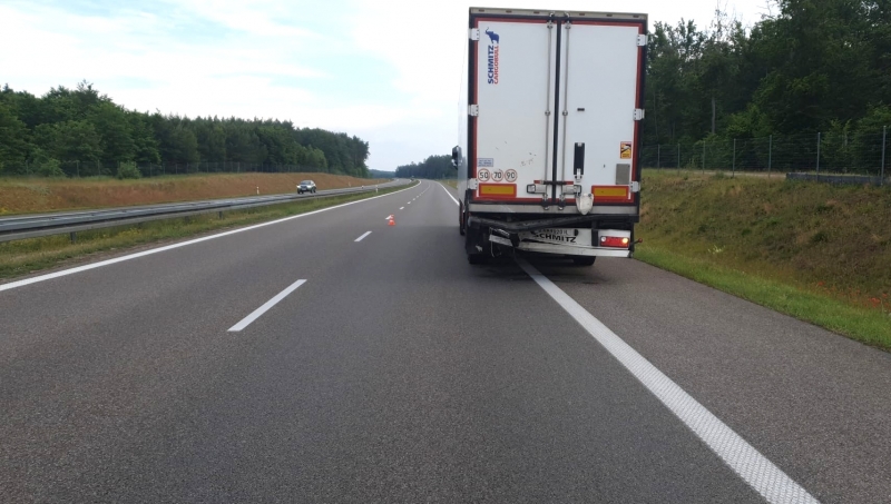 4/5 Zderzenie mazdy i ciężarówki na S3