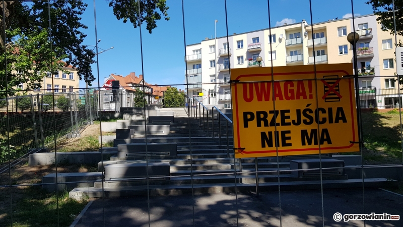 3/5 Schody w parku Róż do poprawki