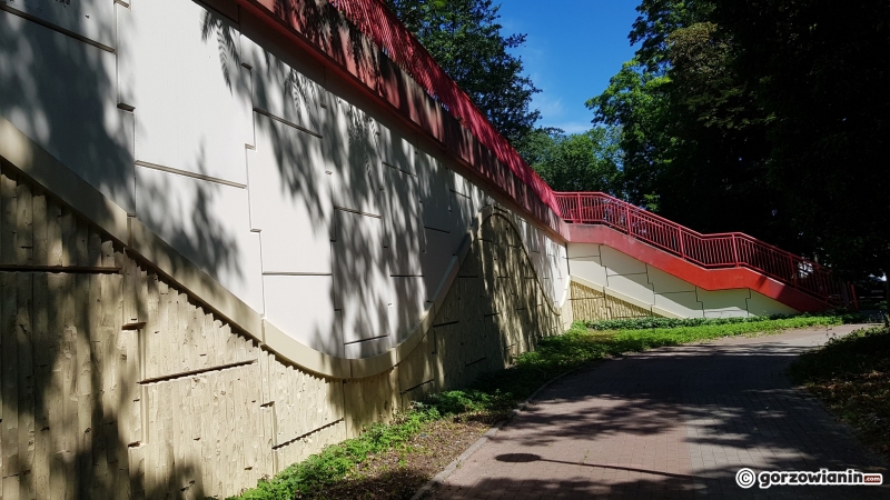 4/10 Oczyszczona kładka w parku Kopernika