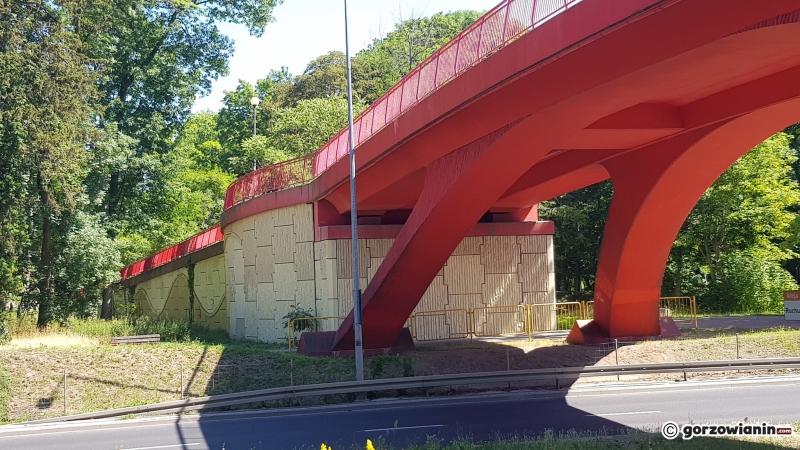 8/10 Oczyszczona kładka w parku Kopernika