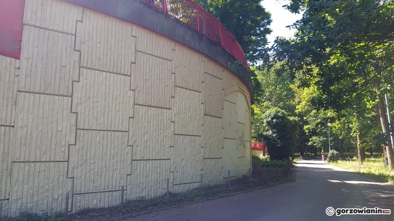 9/10 Oczyszczona kładka w parku Kopernika