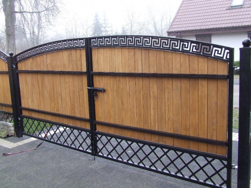 3/4 Jaką bramę wybrać? Skrzydłową, czy przesuwną?