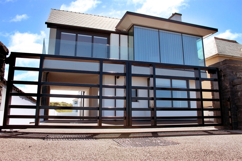 4/4 Jaką bramę wybrać? Skrzydłową, czy przesuwną?