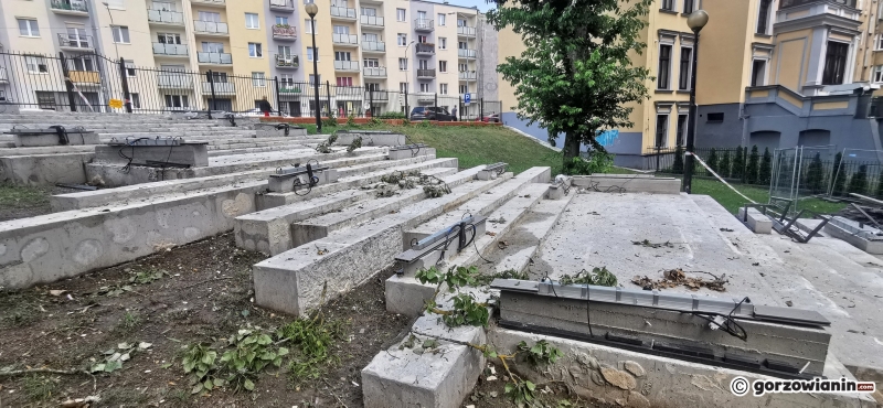 4/9 Wielka demolka schodów w parku Róż