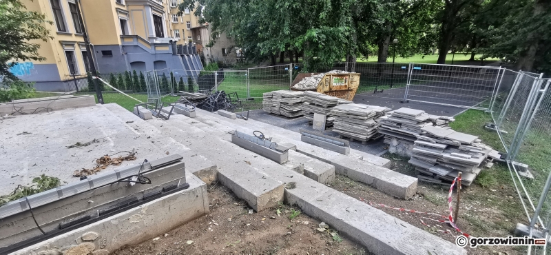 5/9 Wielka demolka schodów w parku Róż