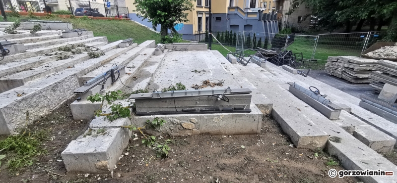 6/9 Wielka demolka schodów w parku Róż