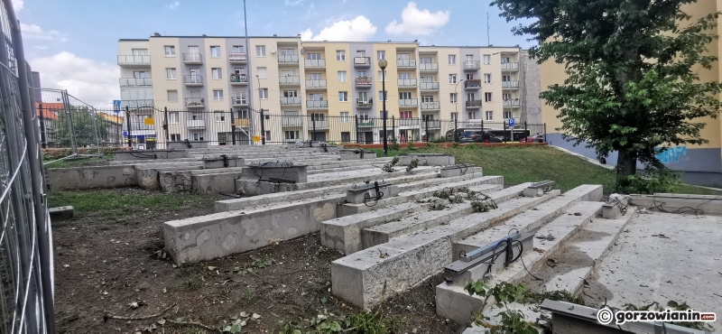 7/9 Wielka demolka schodów w parku Róż