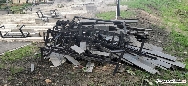 8/9 Wielka demolka schodów w parku Róż