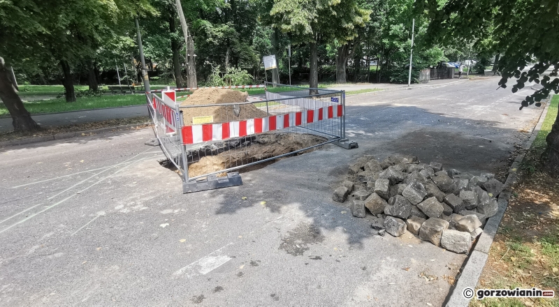 3/6 Dziura w jezdni przy ul. Mickiewicza