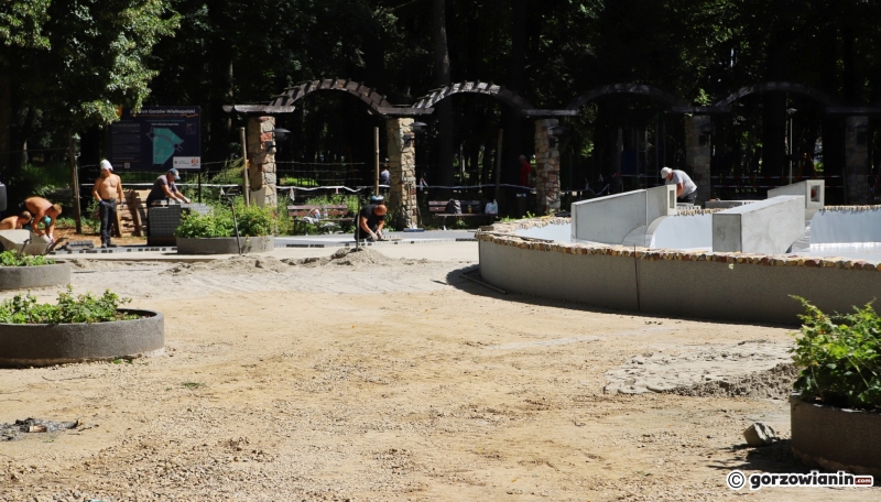 3/12 Prace przy remoncie fontanny w parku Kopernika na finiszu