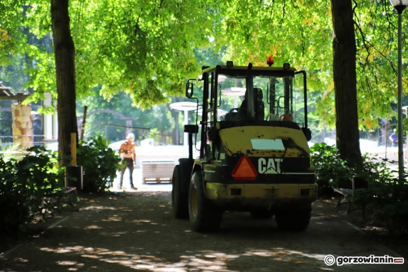 4/12 Prace przy remoncie fontanny w parku Kopernika na finiszu