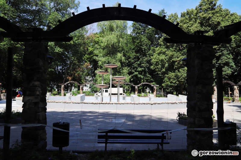 8/12 Prace przy remoncie fontanny w parku Kopernika na finiszu