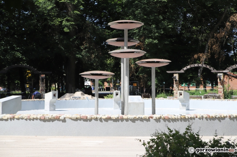 9/12 Prace przy remoncie fontanny w parku Kopernika na finiszu