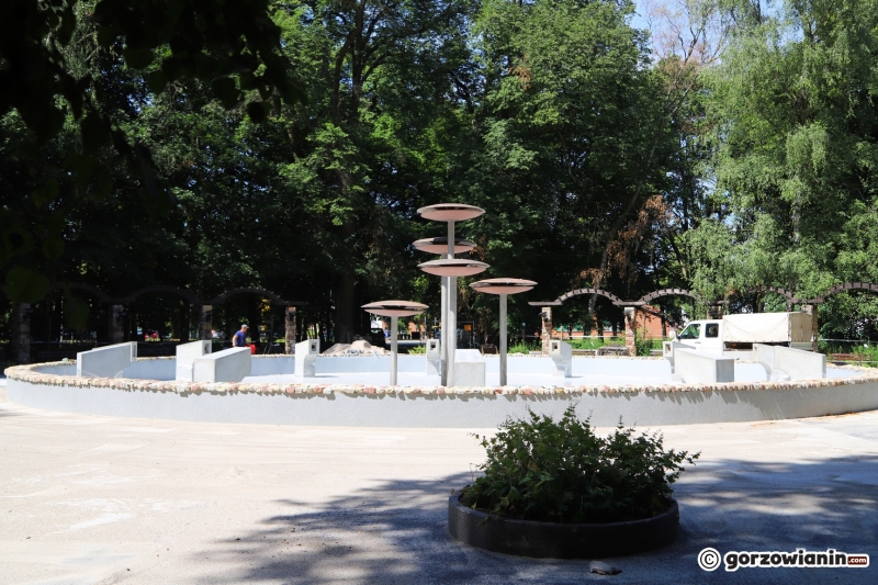 10/12 Prace przy remoncie fontanny w parku Kopernika na finiszu