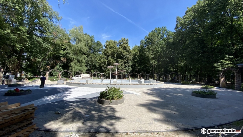 11/12 Prace przy remoncie fontanny w parku Kopernika na finiszu